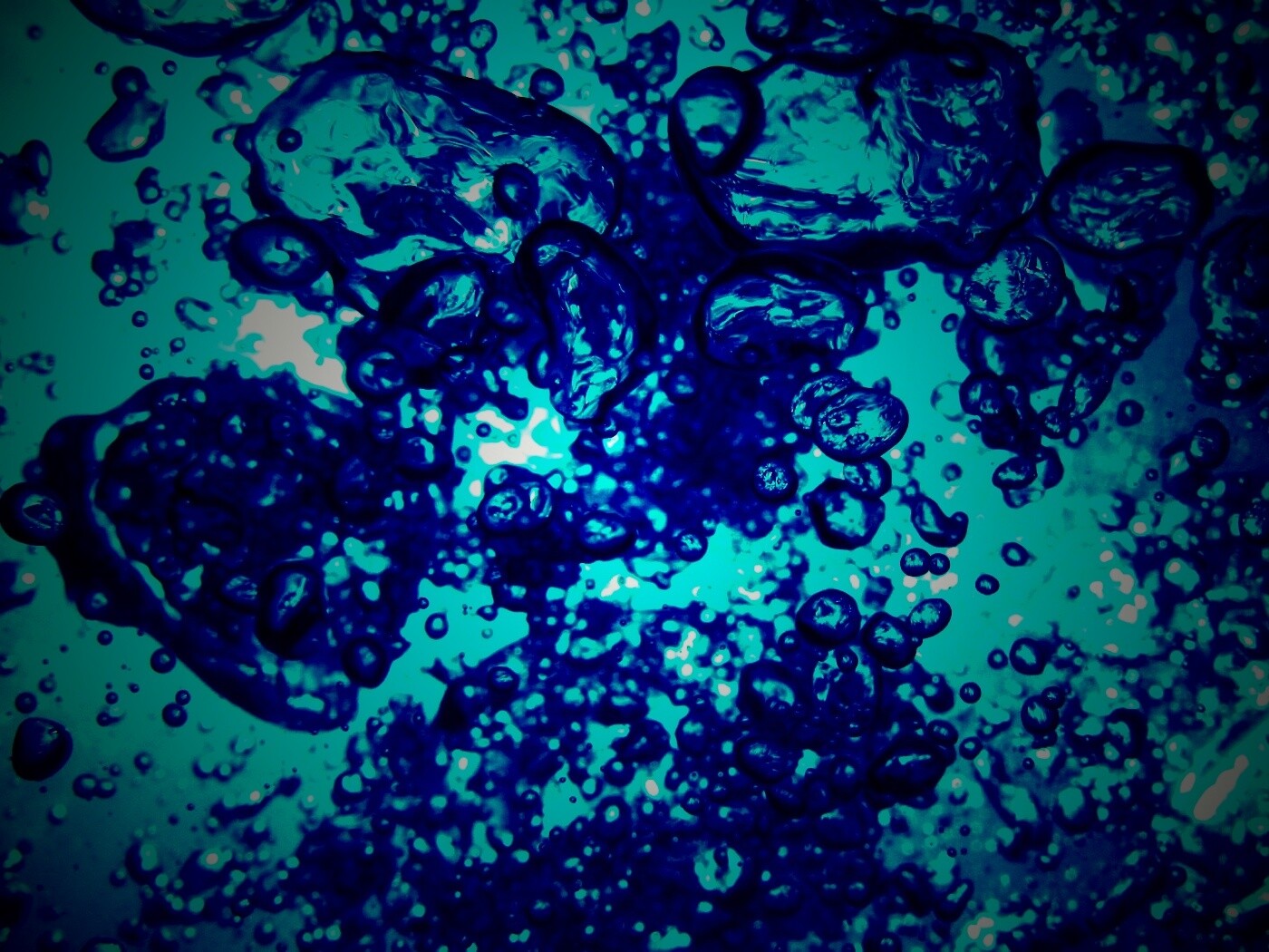 Тёмные пузыри в воде обои