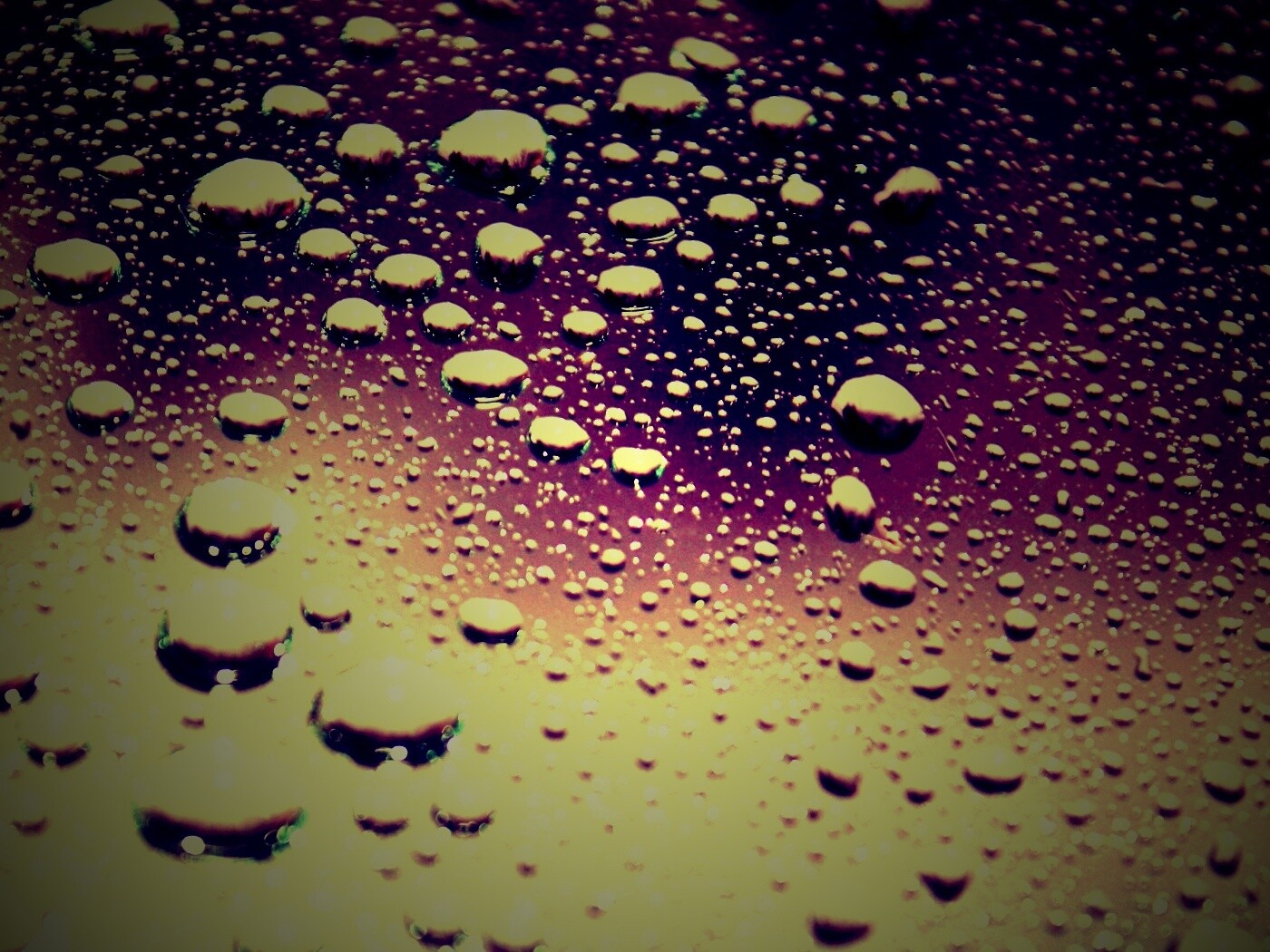 Капли воды на поверхности стекла обои