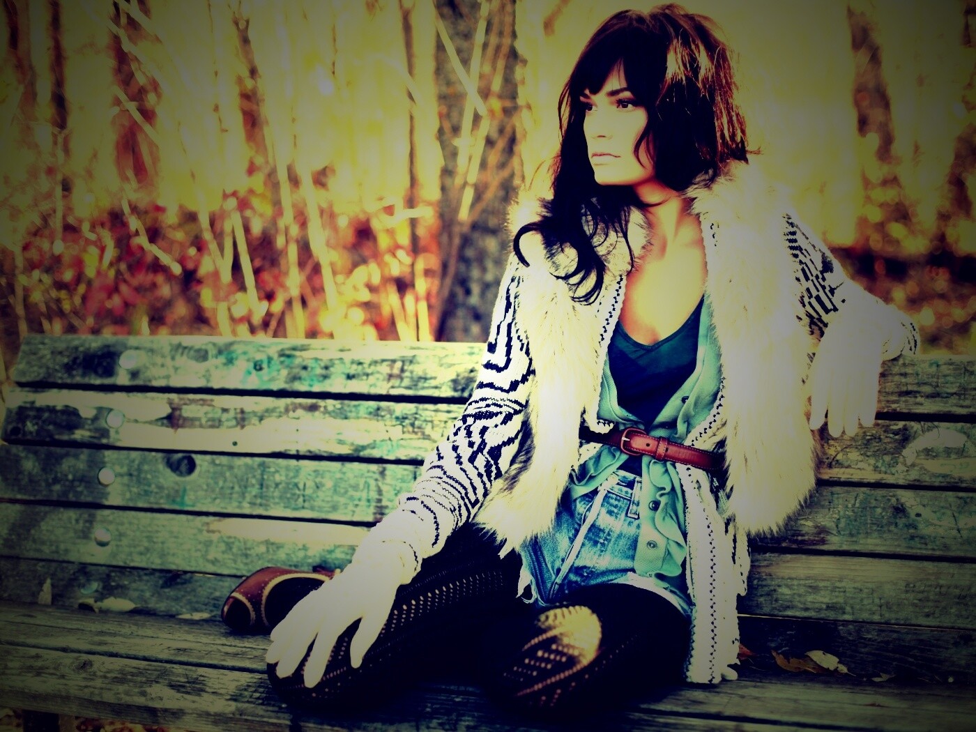 Красивая девушка сидит на скамейке обои