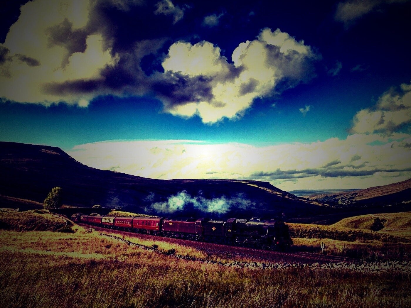 Поезд в долине обои