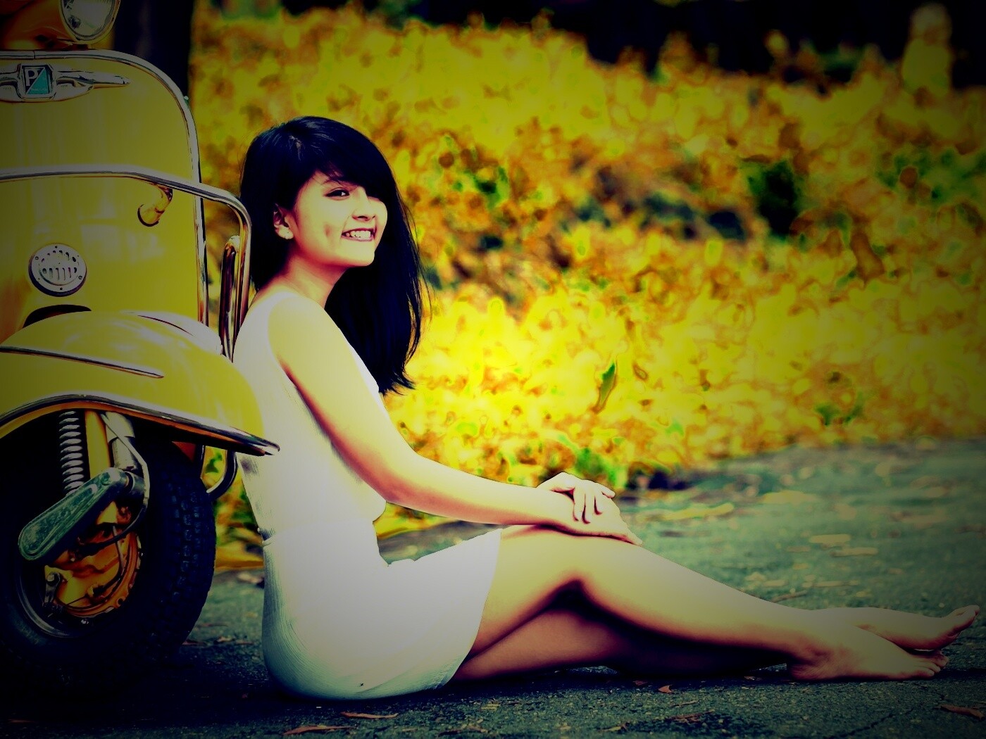 Девушка и мопед обои
