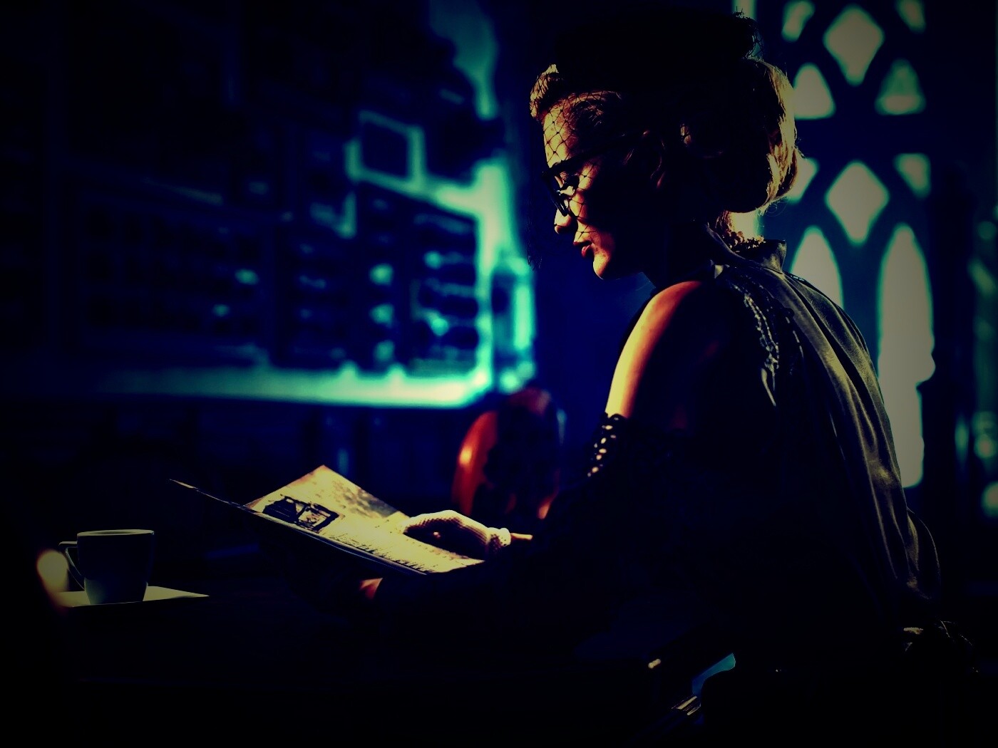 Витажная девушка в кафе обои