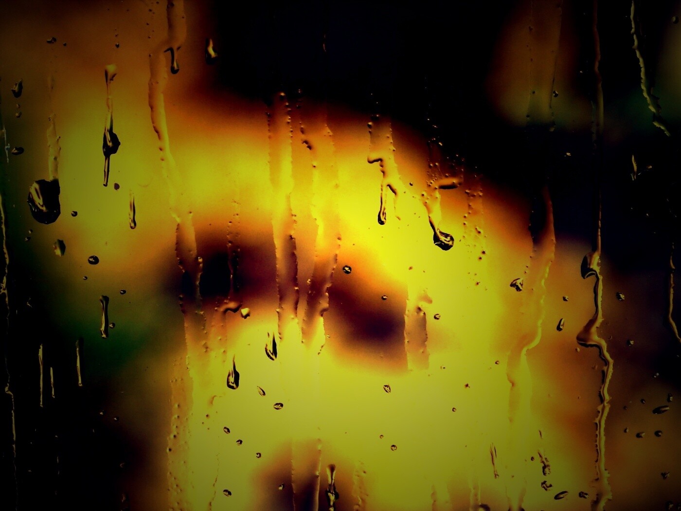 Текущая по стеклу вода обои