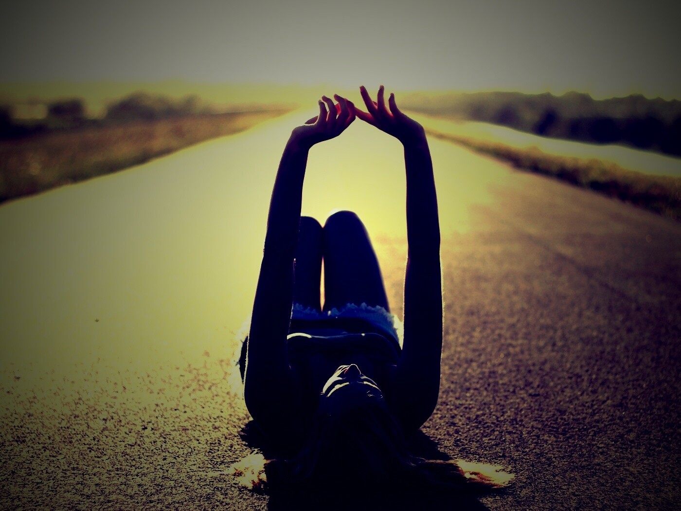 Девушка на асфальте обои