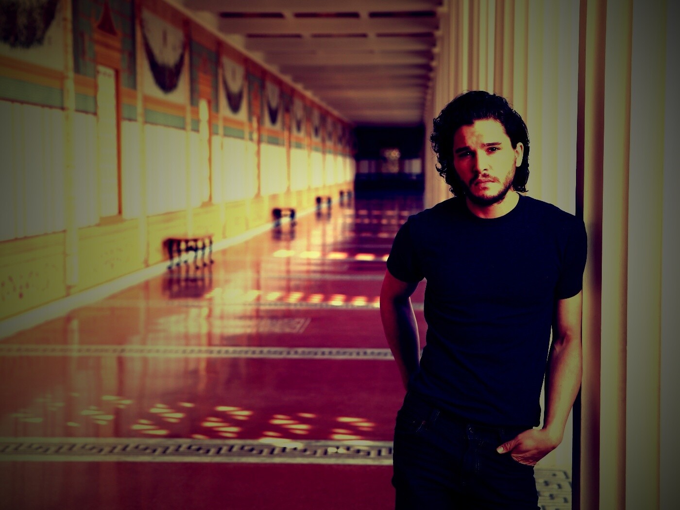 Кит Харингтон у колонны обои