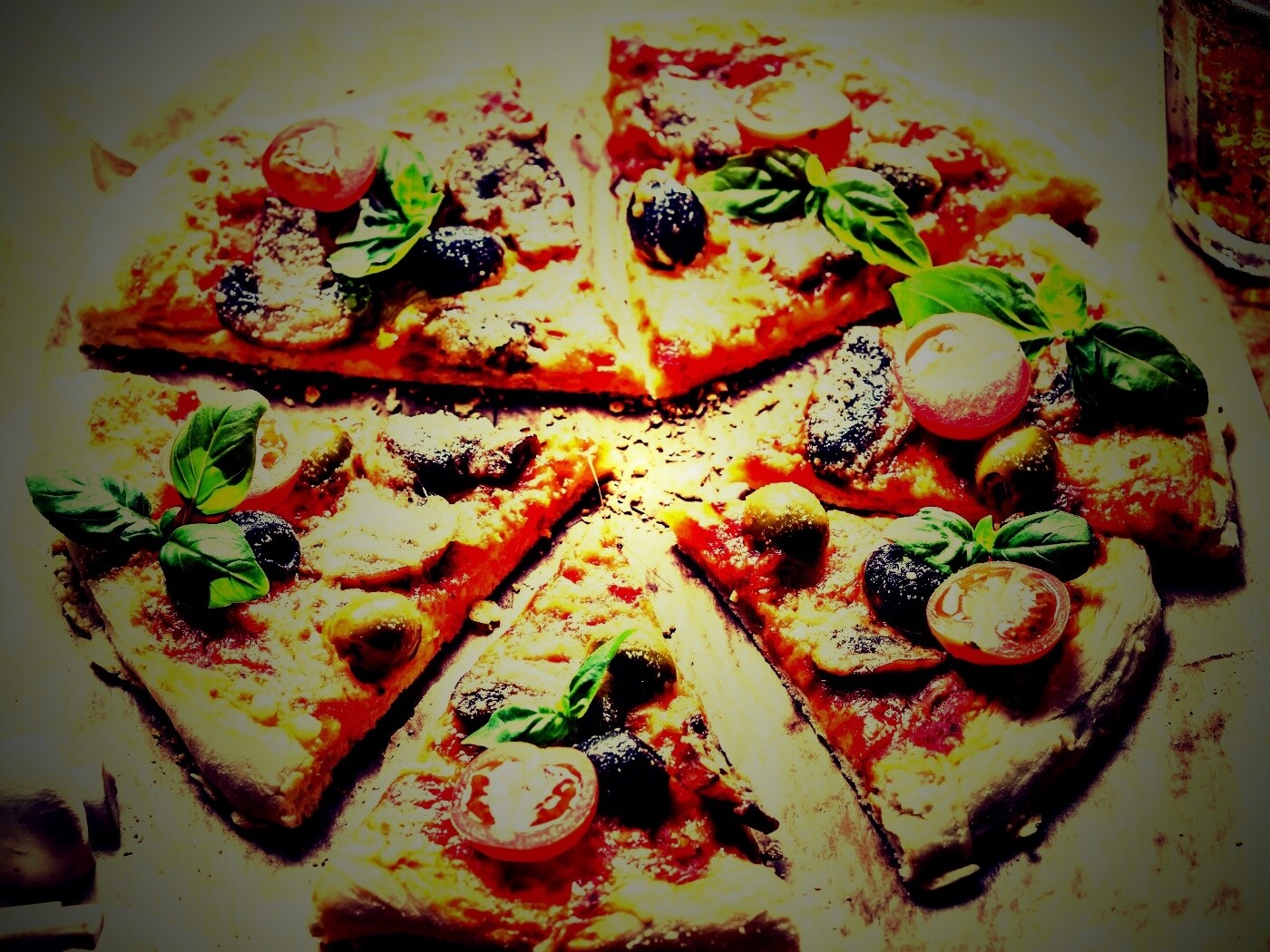 Сочная пицца с томатами и пармезаном обои