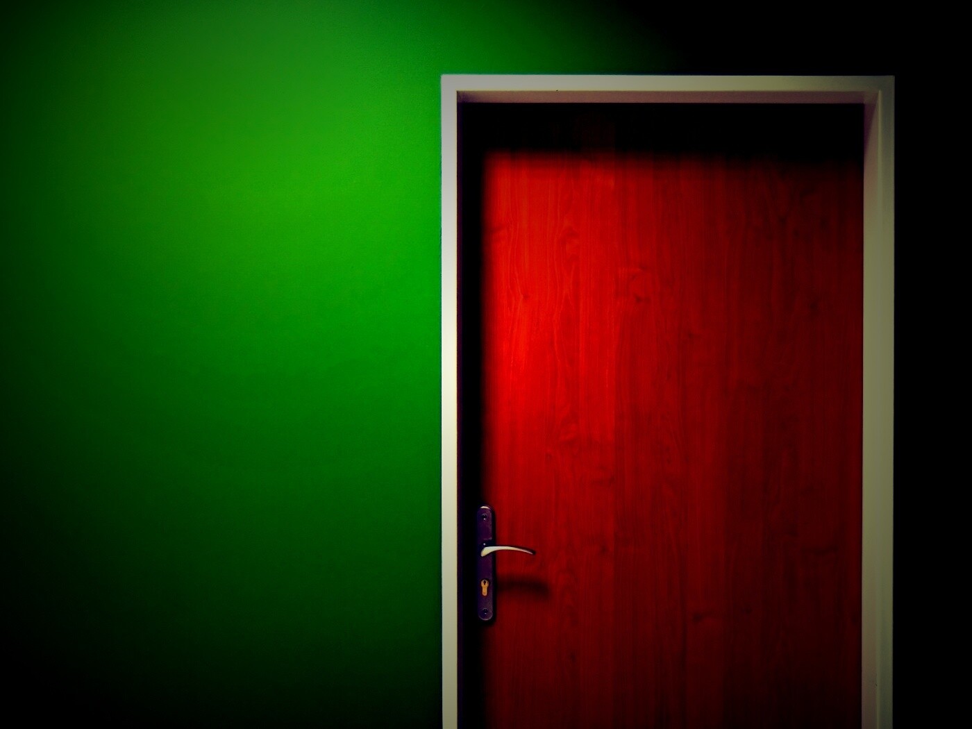 Дверь в стене обои