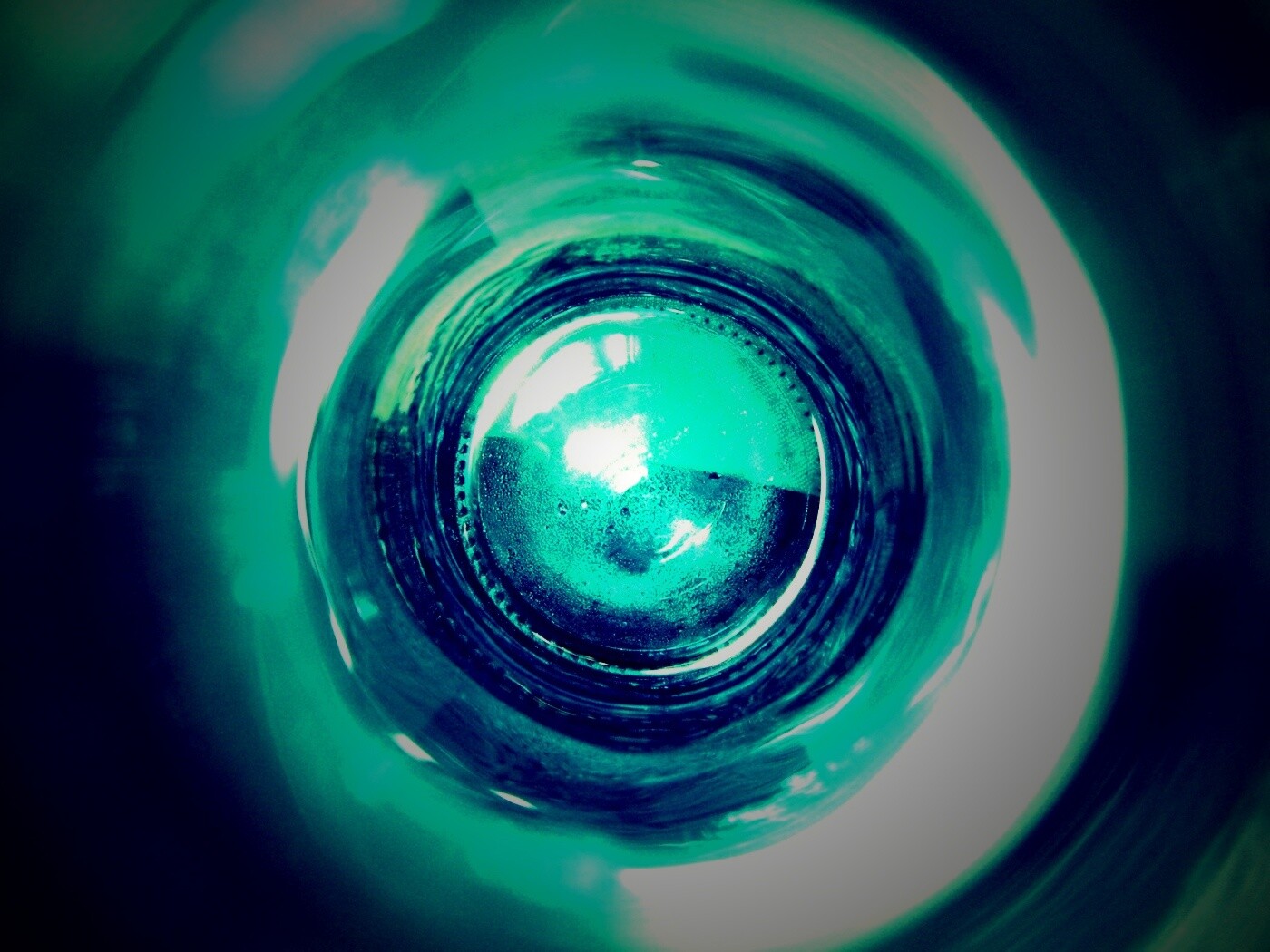 Дно стеклянной бутылки обои