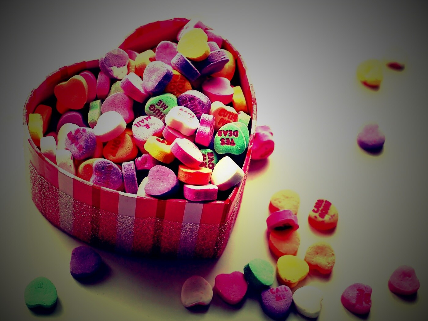 Конфеты в форме сердца обои