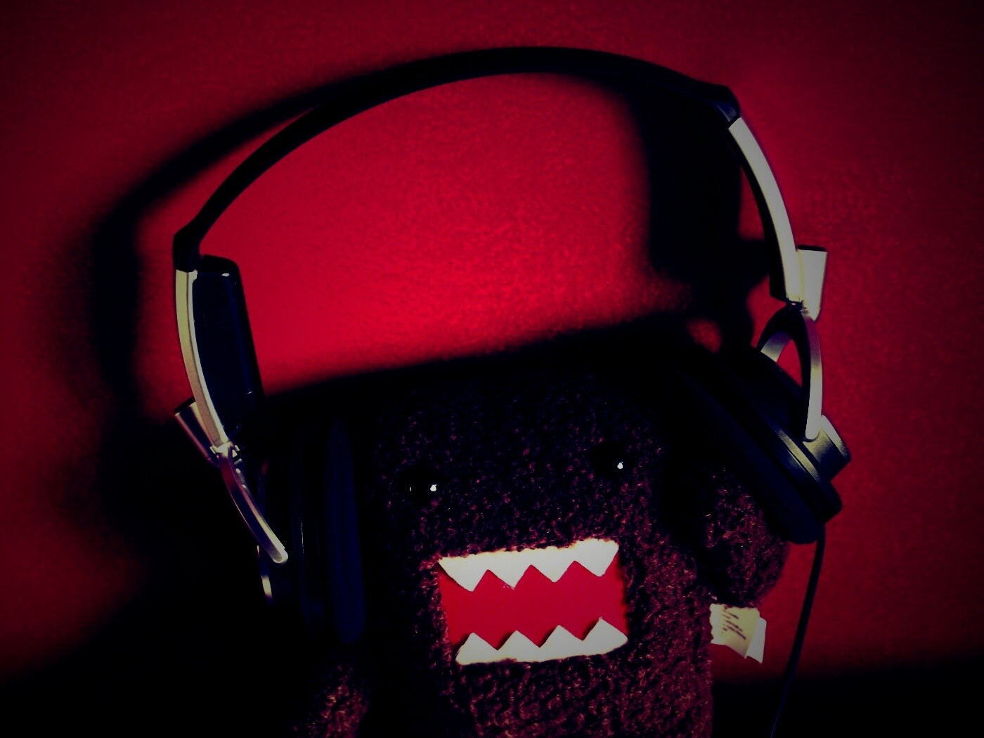 Демокун в наушниках обои