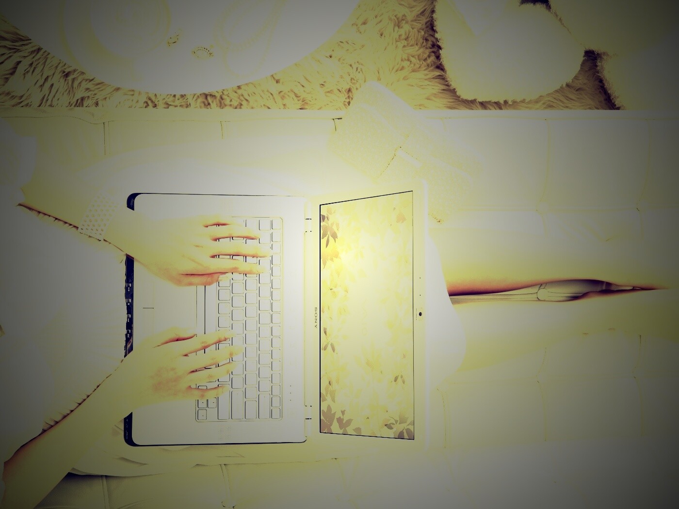 Девушка с ноутбуком vaio обои