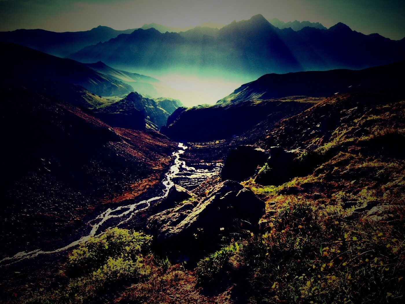 Горы и ручей обои