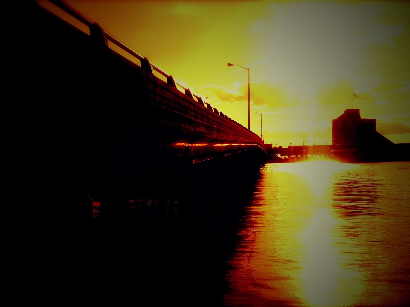 Залитый солнцем мост обои