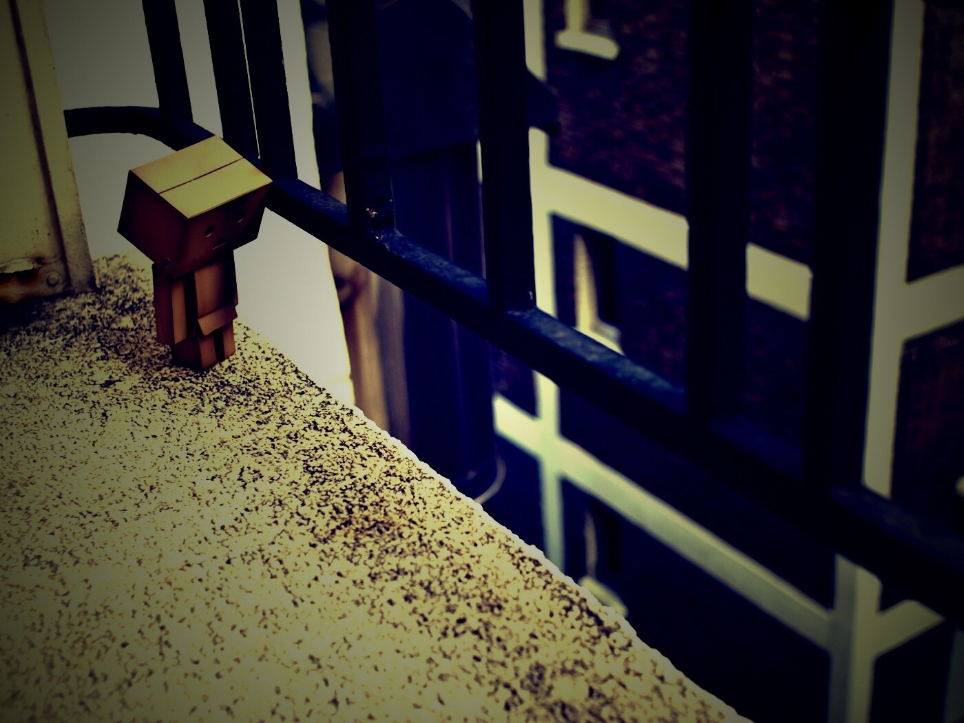 Грустный картонный человечек обои