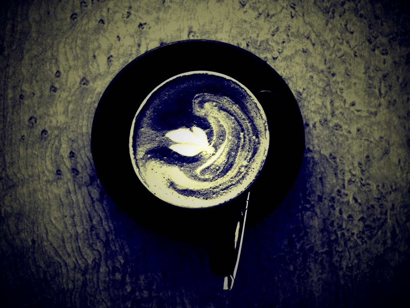 Монохромный утренний кофе обои