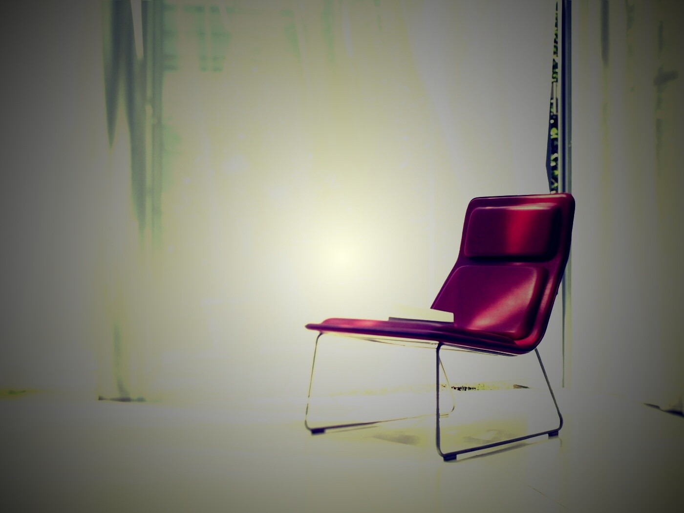 Стул перед занавеской обои