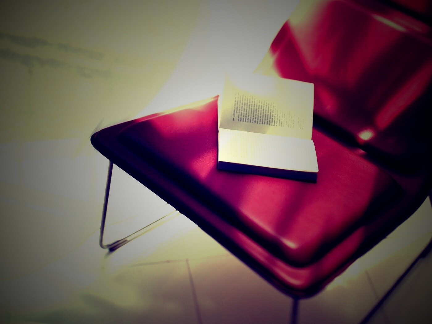 Книга на стуле обои