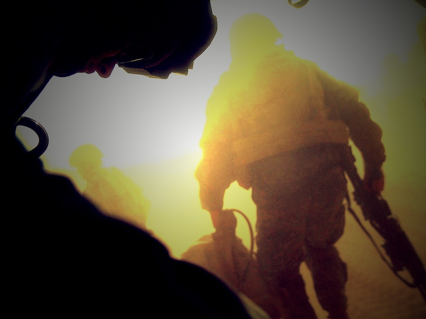 Солдаты выходят из броневика обои