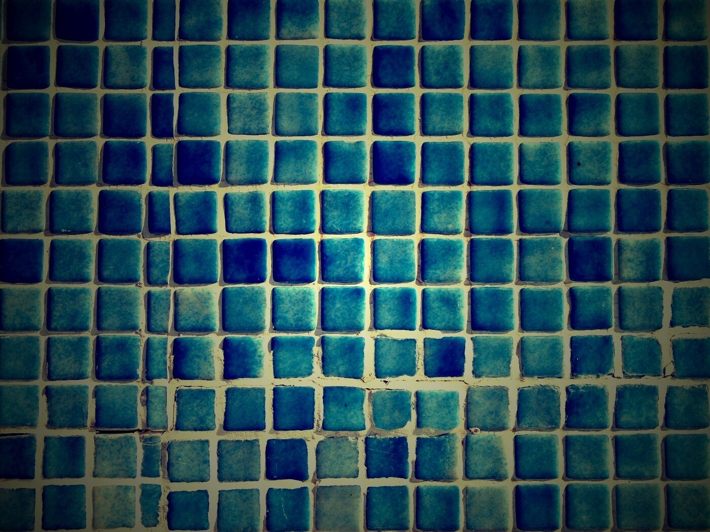 Мелкая голубая плитка обои