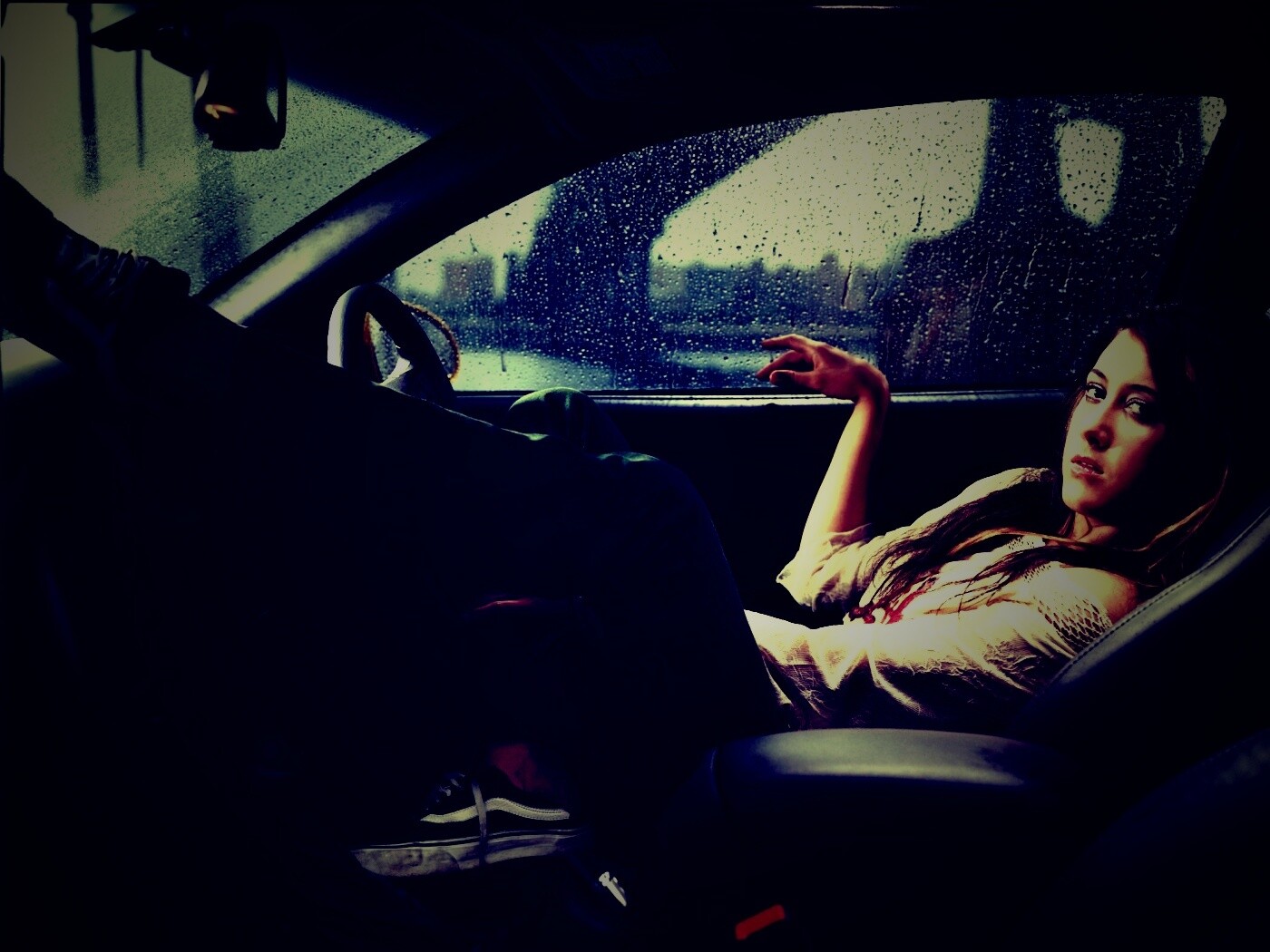 Девушка в автомобиле обои