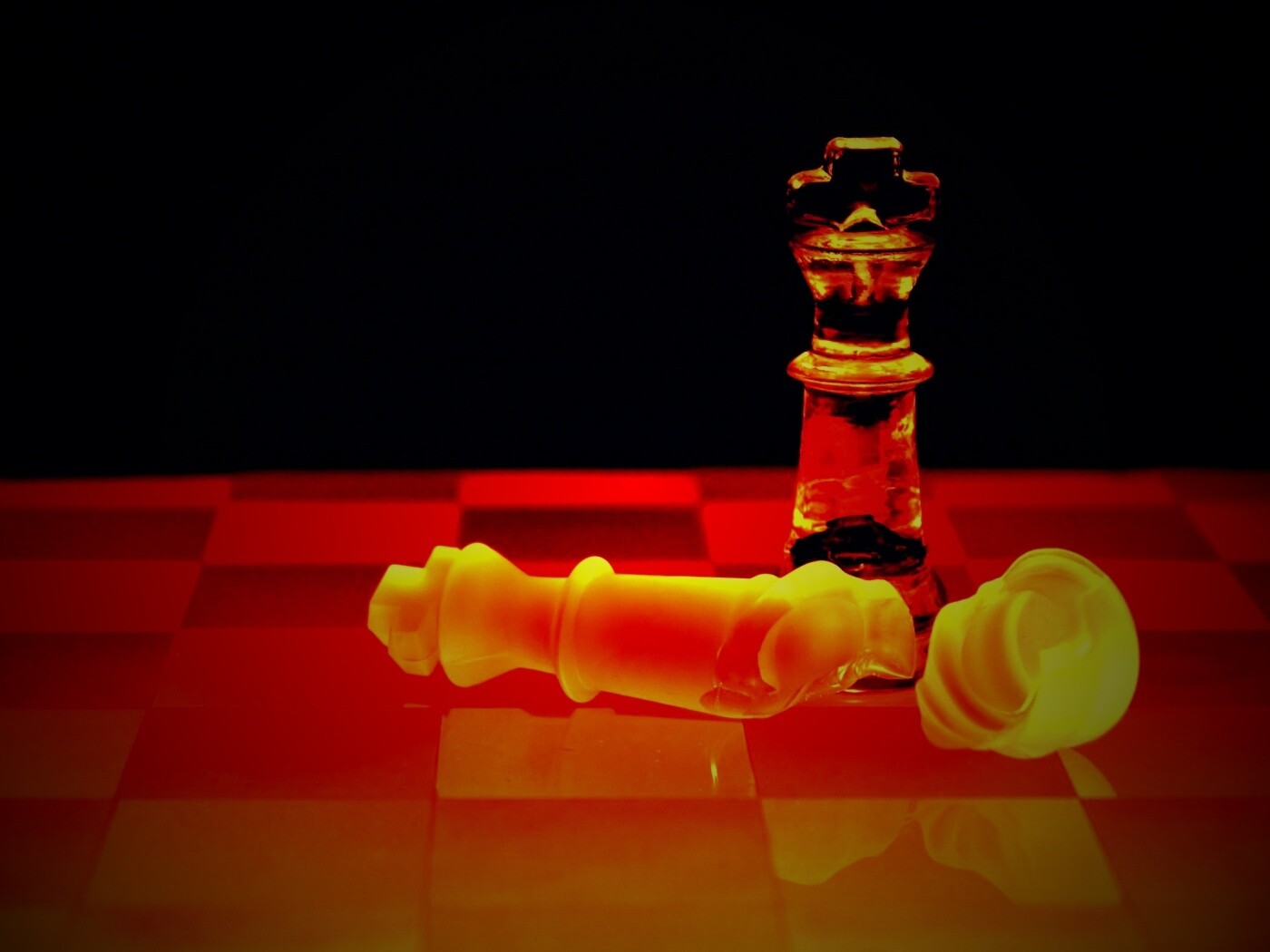 Две шахматных фигуры обои