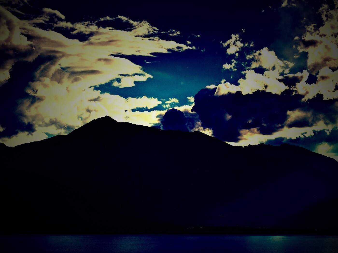 Свет на склонах гор обои