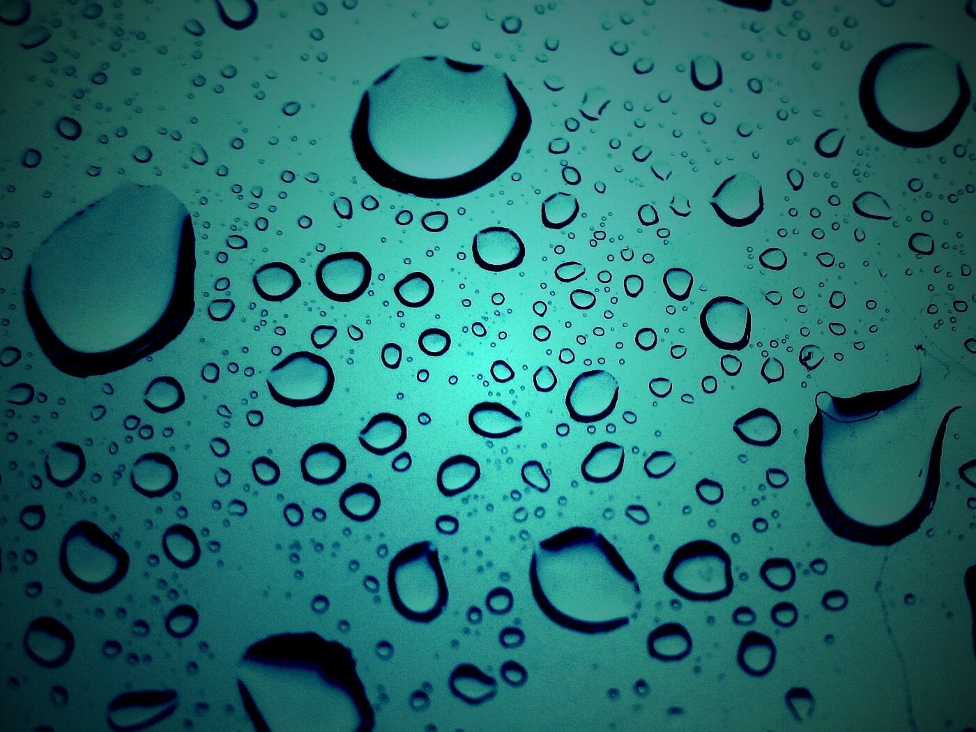 Капли воды на синем стекле обои