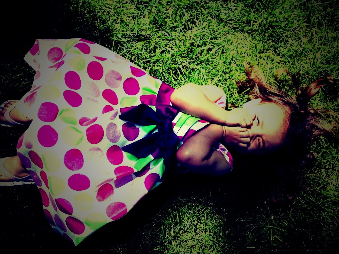 Девочка на траве обои