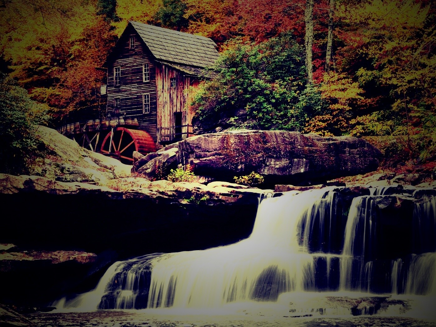Дом, водяное колесо и водопад обои