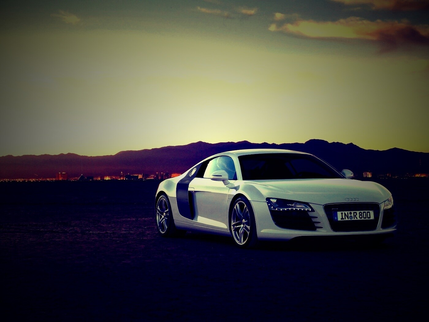 Белоснежная Ауди Р8 в пустыне обои