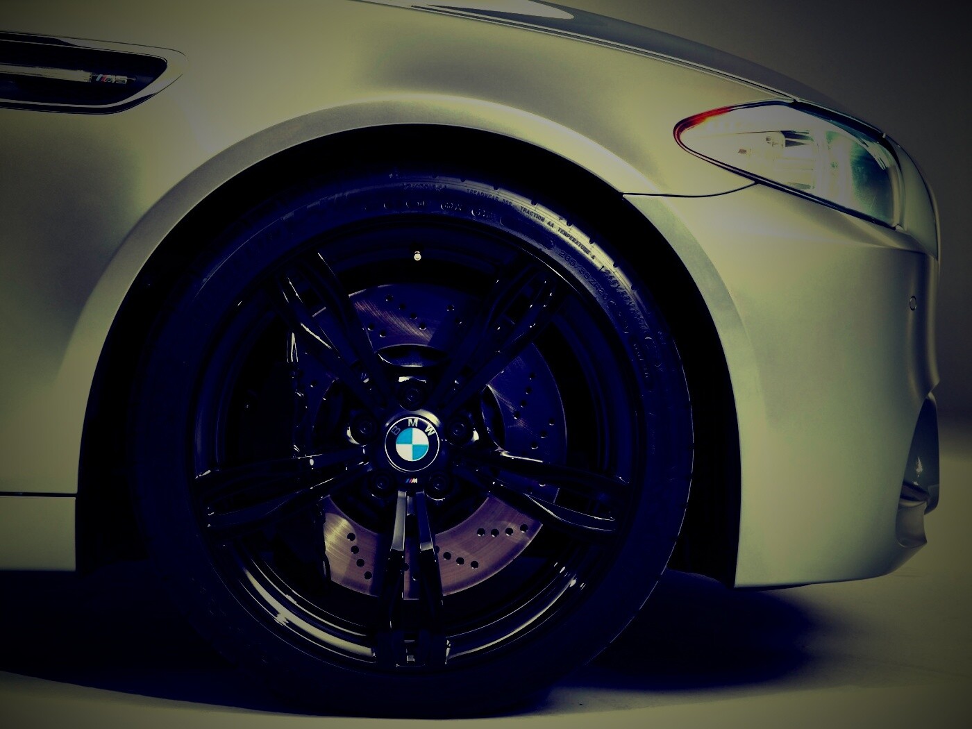 Чёрный литой диск БМВ обои