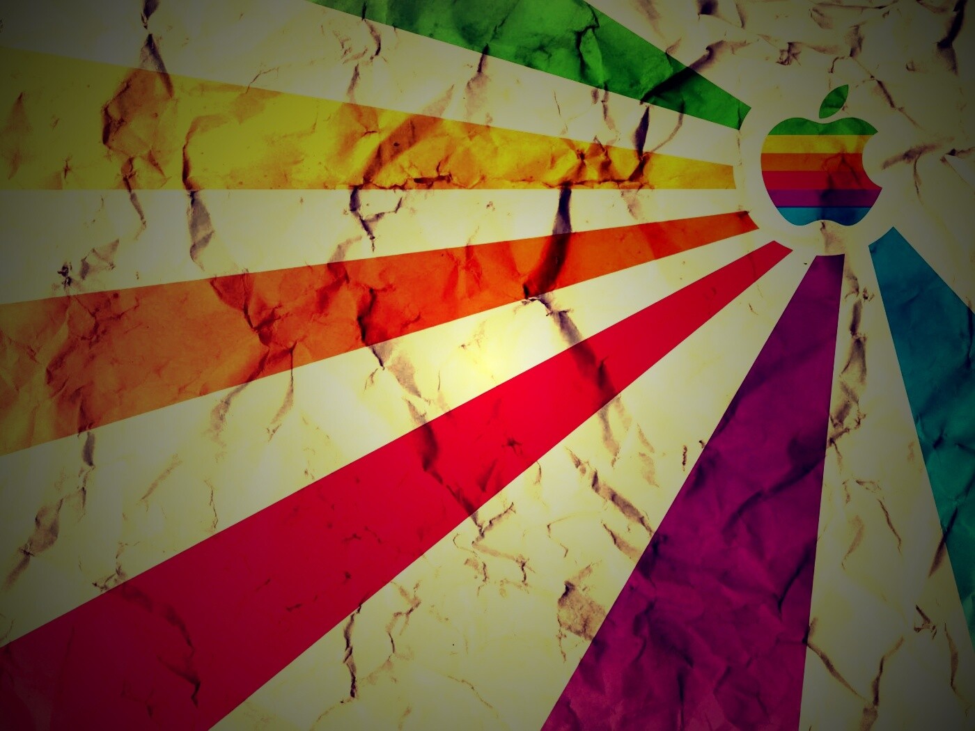 Радужный логотип Apple на мятой бумаге обои
