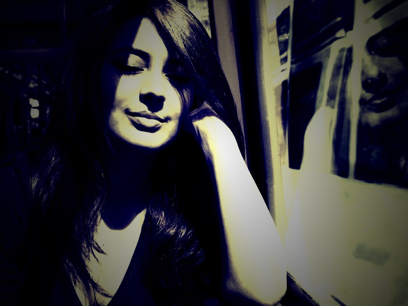 Девушка с закрытыми глазами в электричке обои