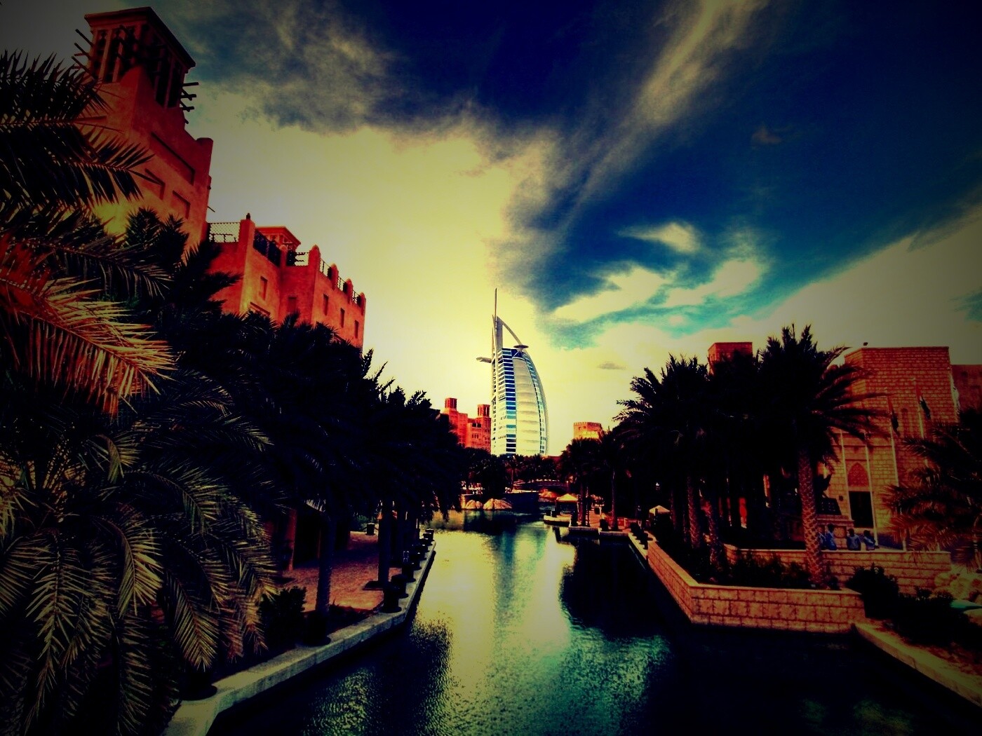 Вид на гостиницу Бурдж Аль Араб в Дубае обои