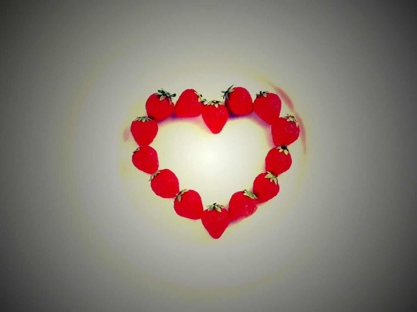 Тарелка с сердечком из клубники обои