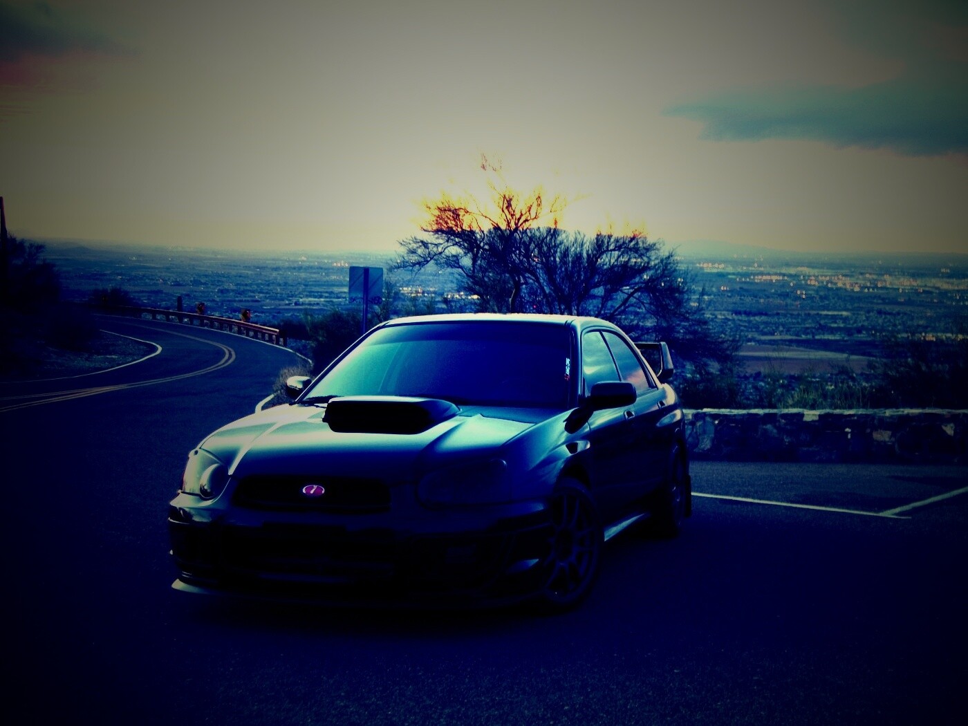 Субару на смотровой алощадке в горах обои