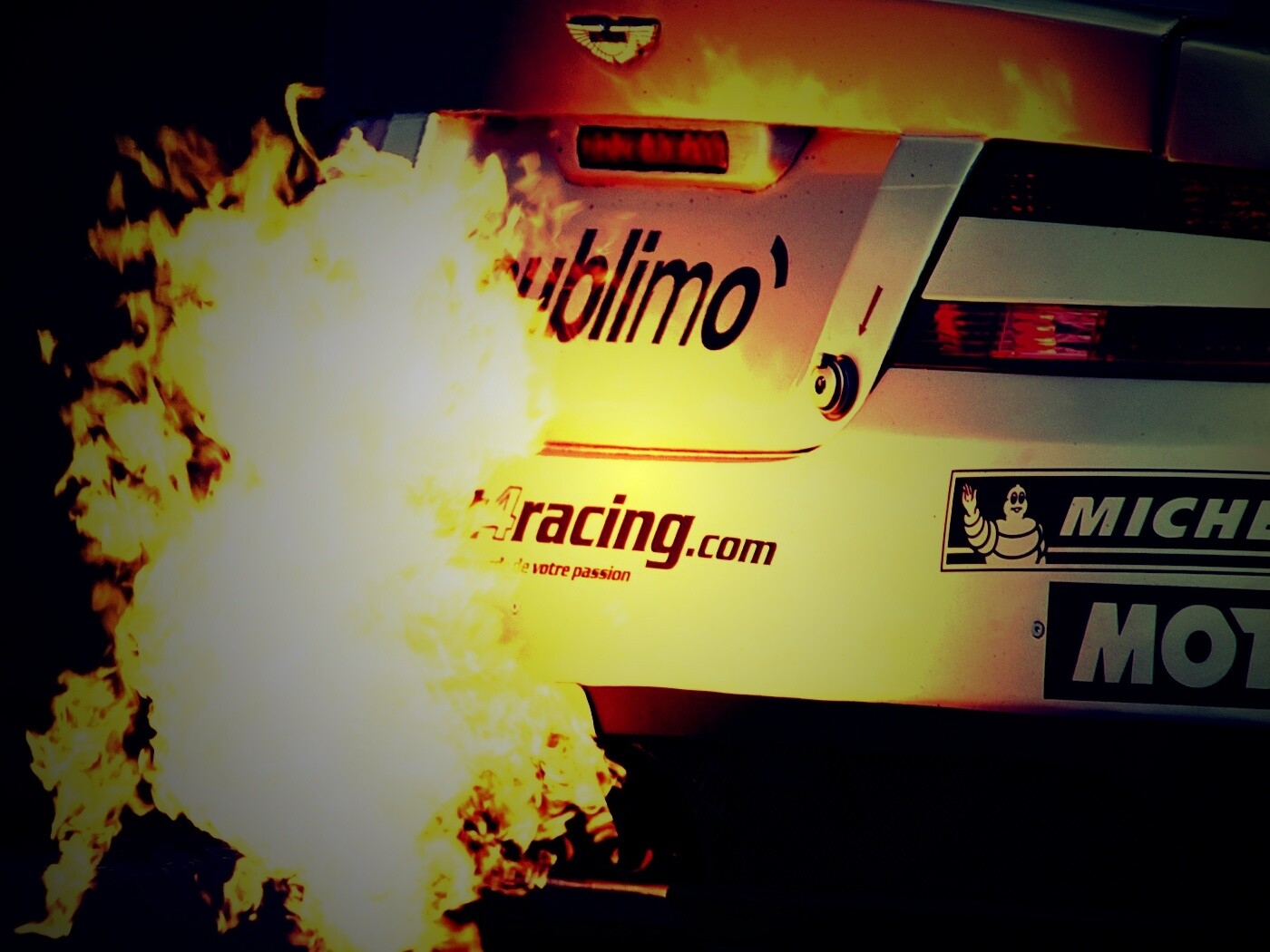 Огонь из выхлопной трубы гоночного Aston Martin обои