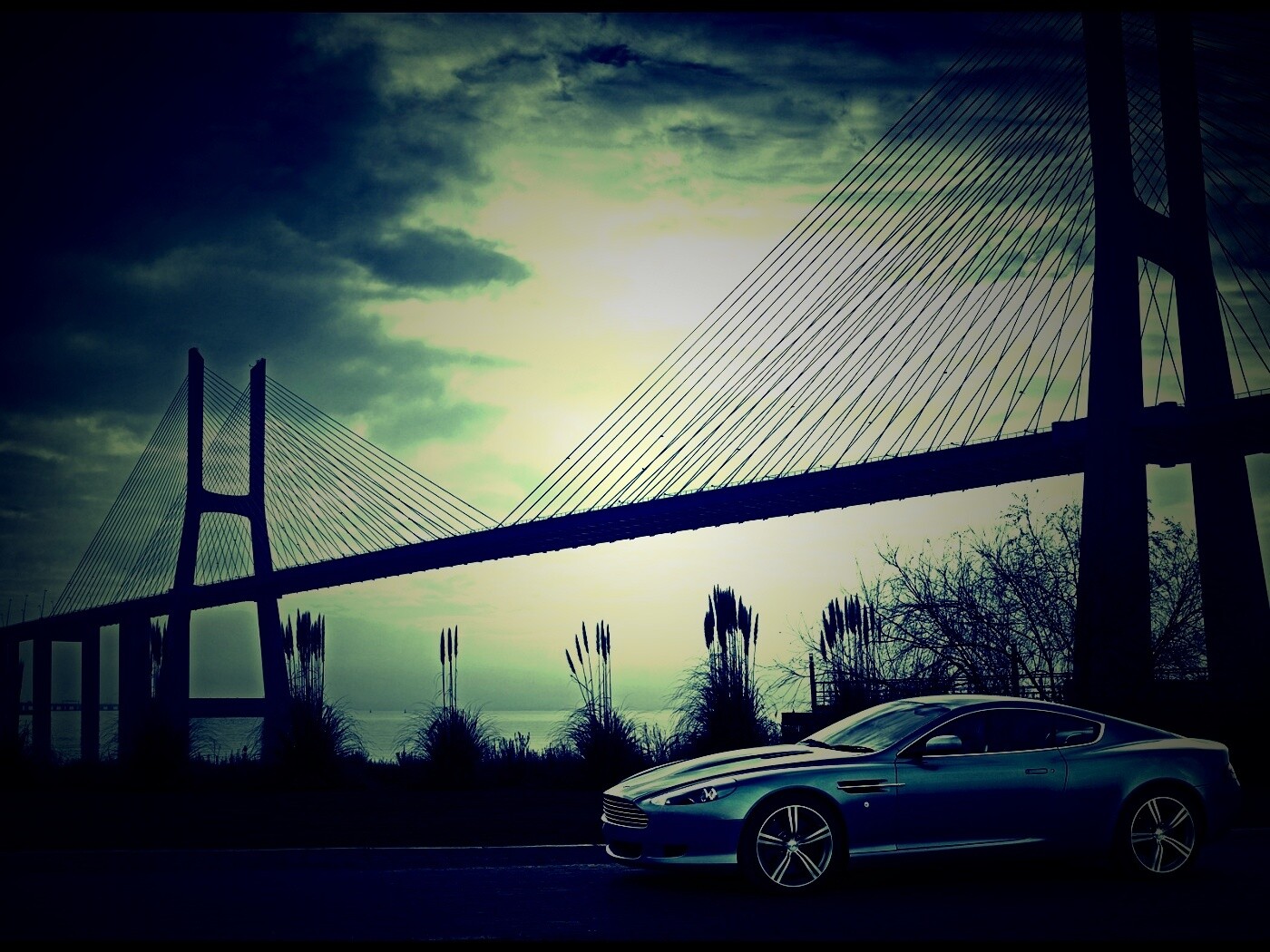 Aston Martin на фоне моста обои