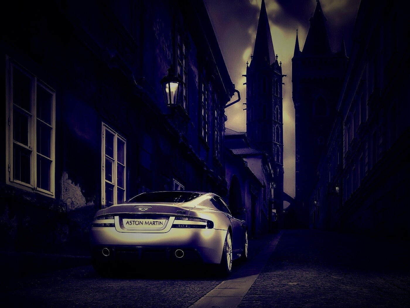 Aston Martin в старинном городе обои