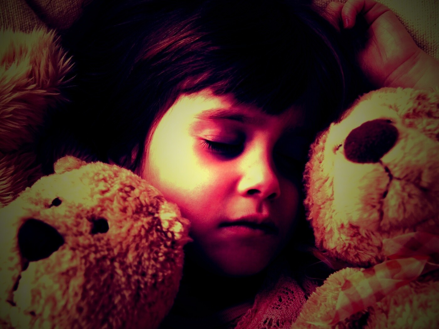 Девочка спит с мишками в обнимку обои