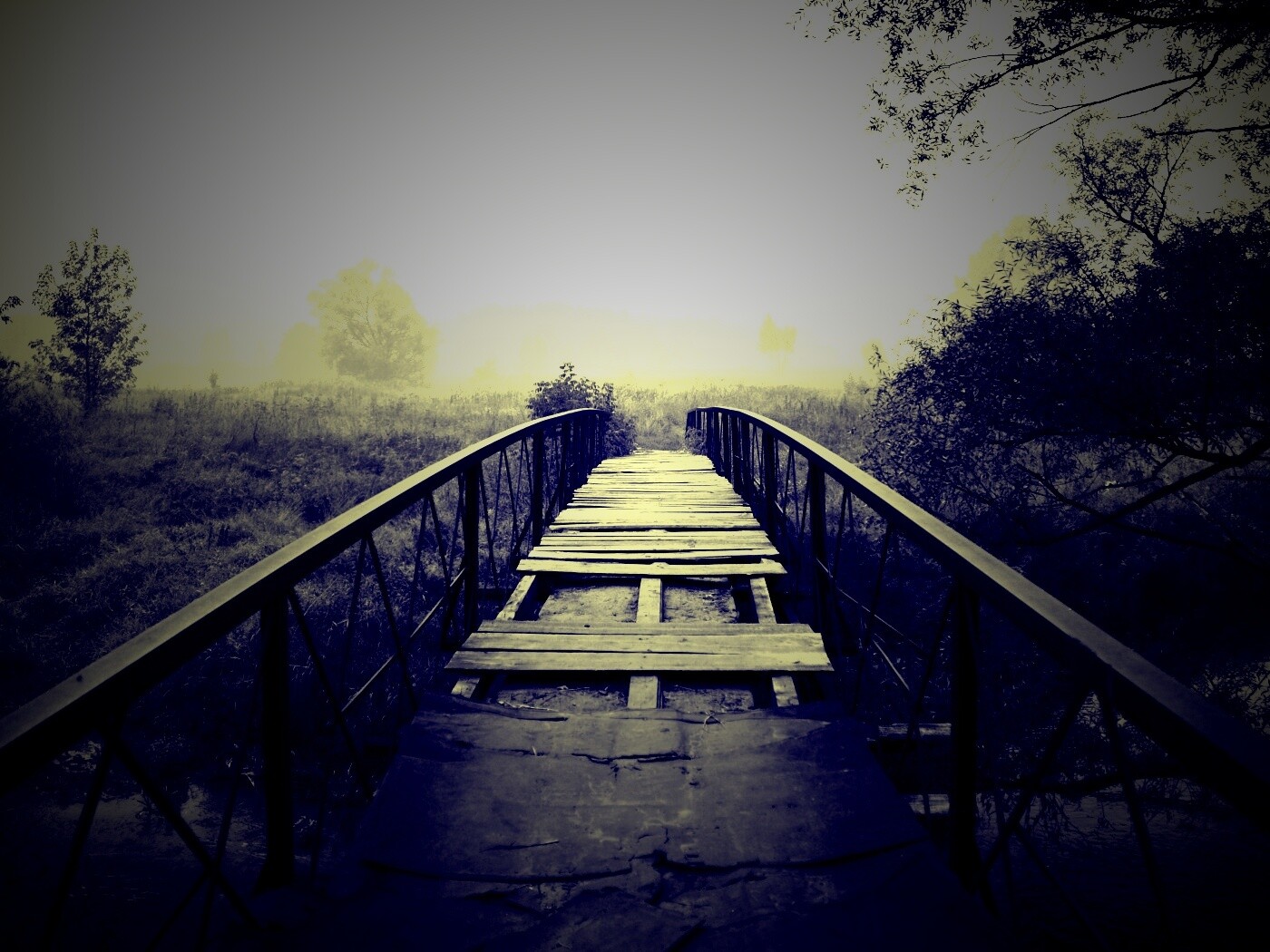 Старый мост на черно-белом фото обои