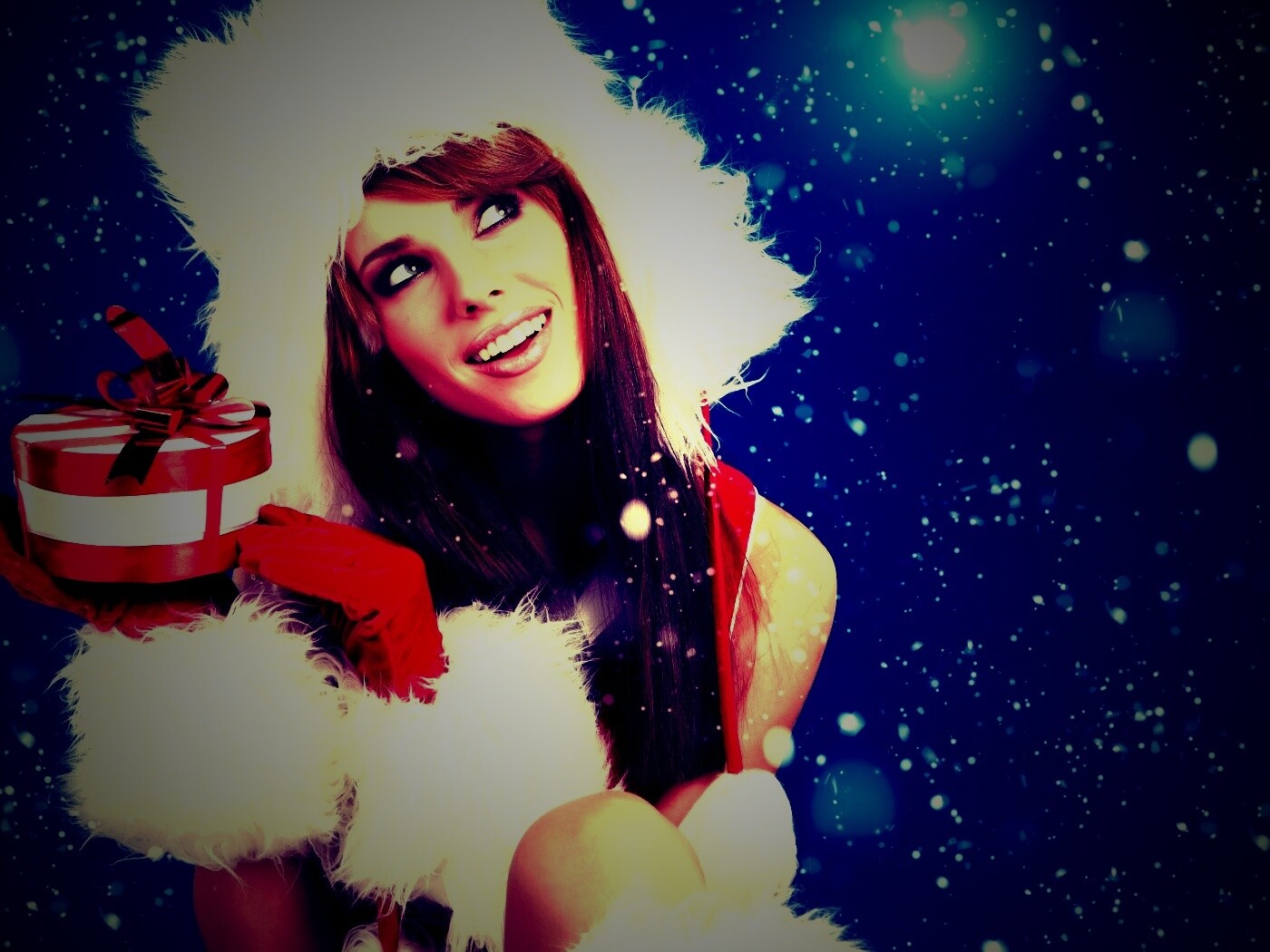 Девушка с новогодним подарком обои