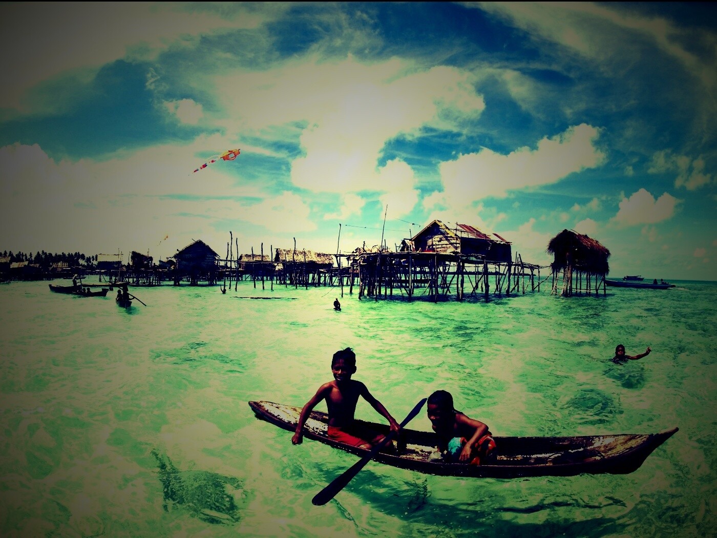 Дети в лодке у поселения туземцев обои