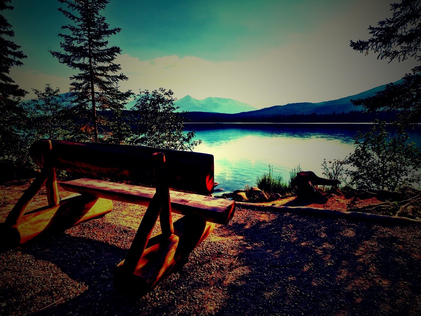 Деревянная скамья на берегу озера обои