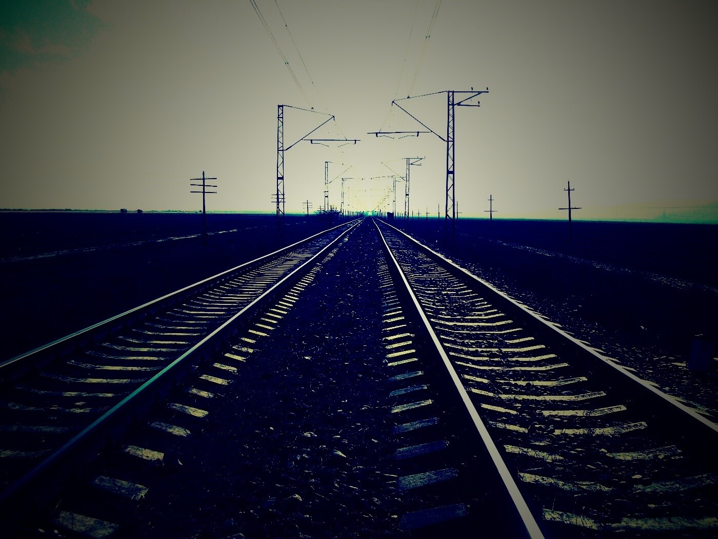 Железная дорога уходит вдаль обои