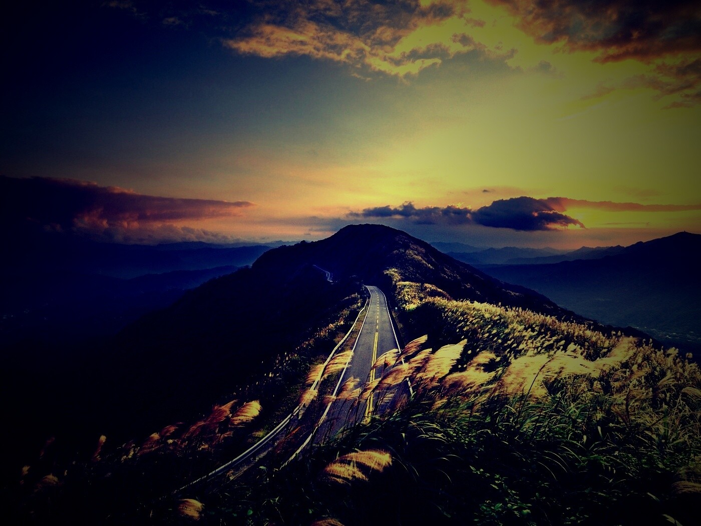 Дорога вдоль вершины холма обои