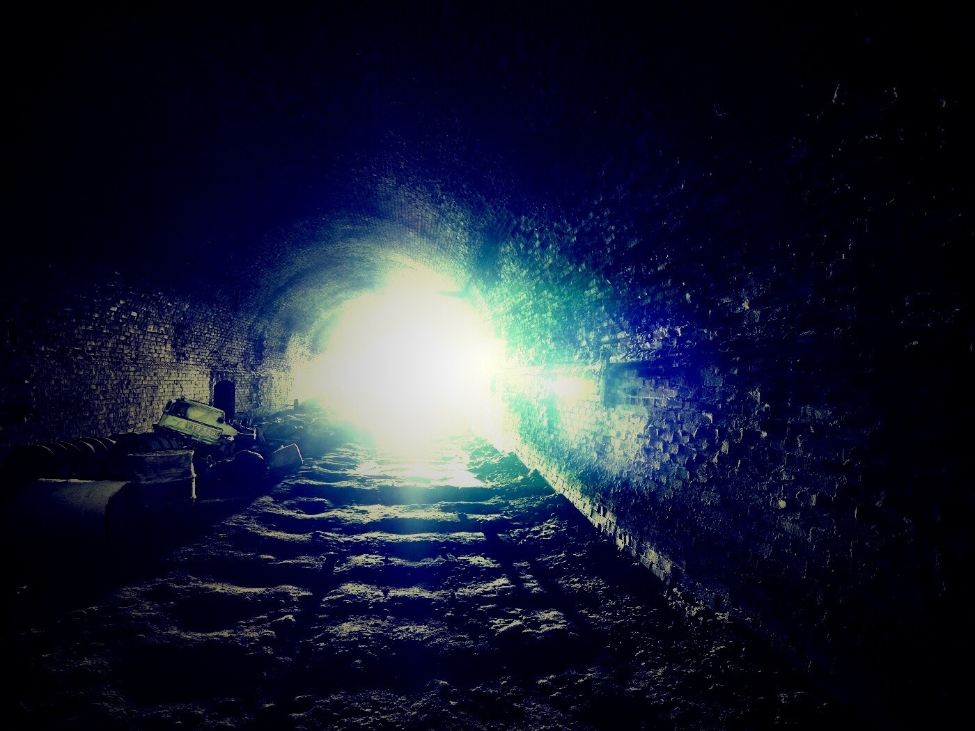 Захламленный тоннель обои