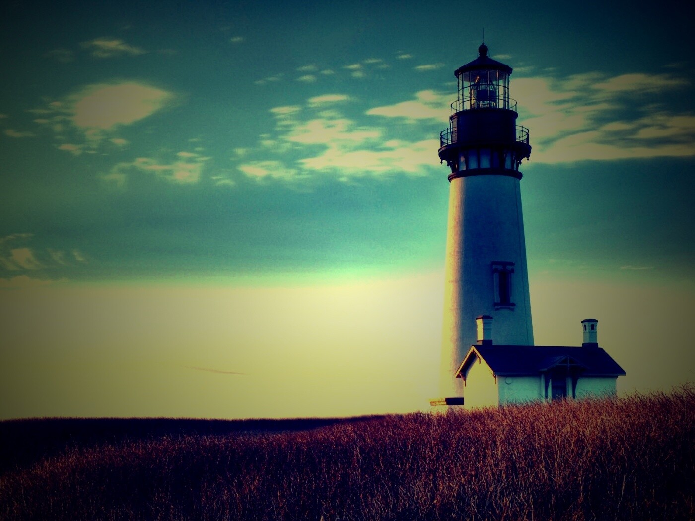 Маяк в поле обои
