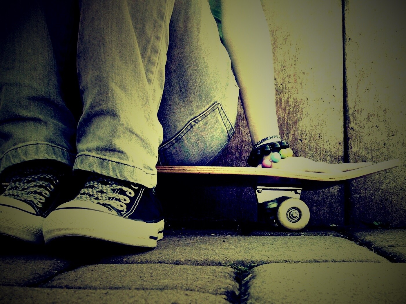 Девушка сидящая на скейте обои