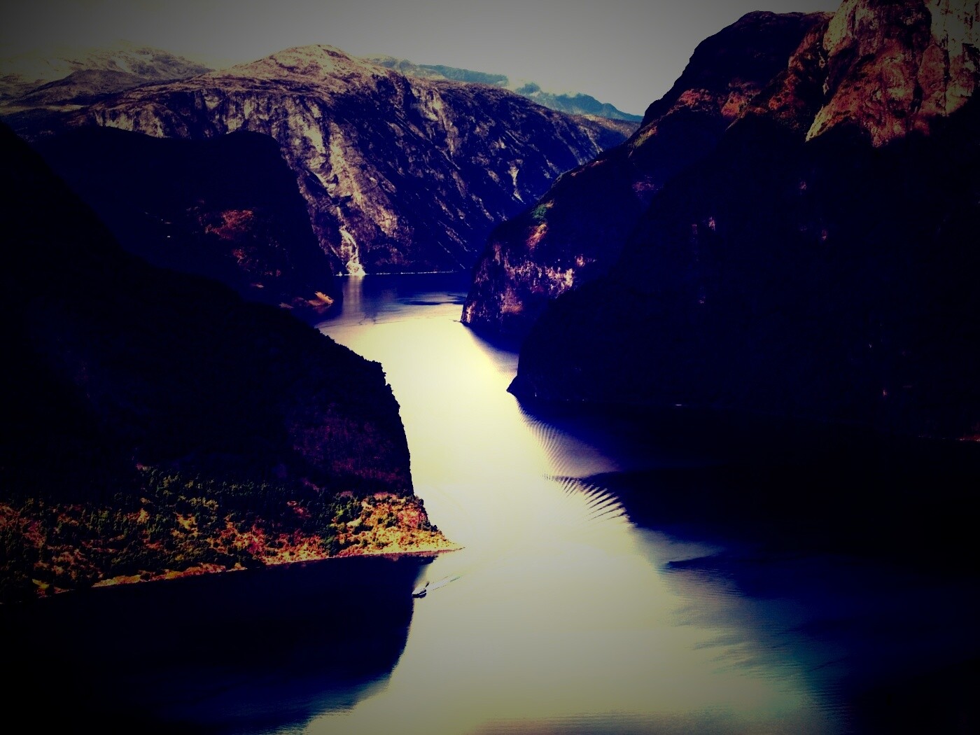 Лодка на реке среди высоких гор обои